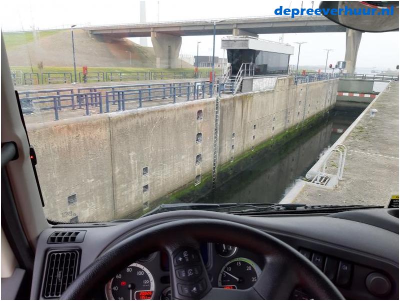 Laagwerker op sluizen en bruggen