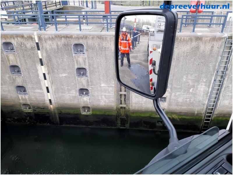 Laagwerker op sluizen en bruggen