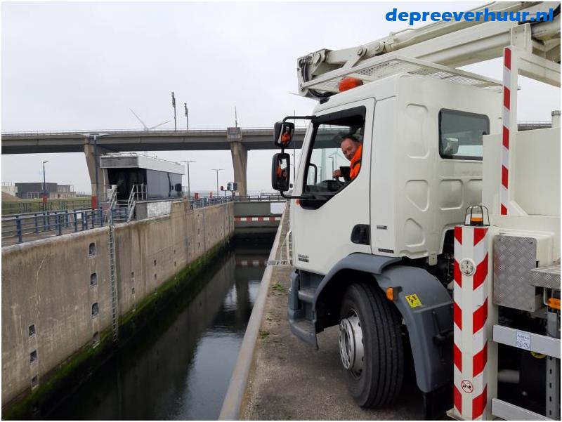 Laagwerker op sluizen en bruggen