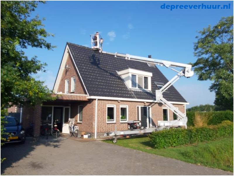 Werkzaamheden aan nok met hoogwerker Kamperland