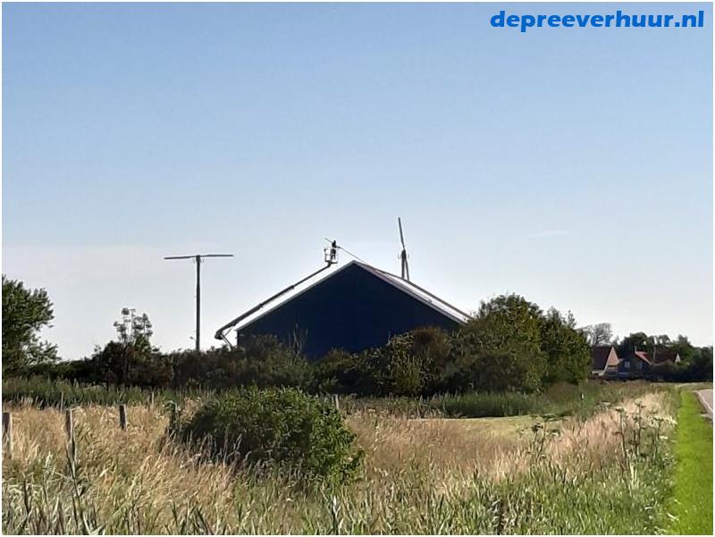 Zonnepanelen reinigen met hoogwerker