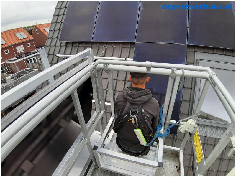 Installeren zonnepanelen op schuine daken