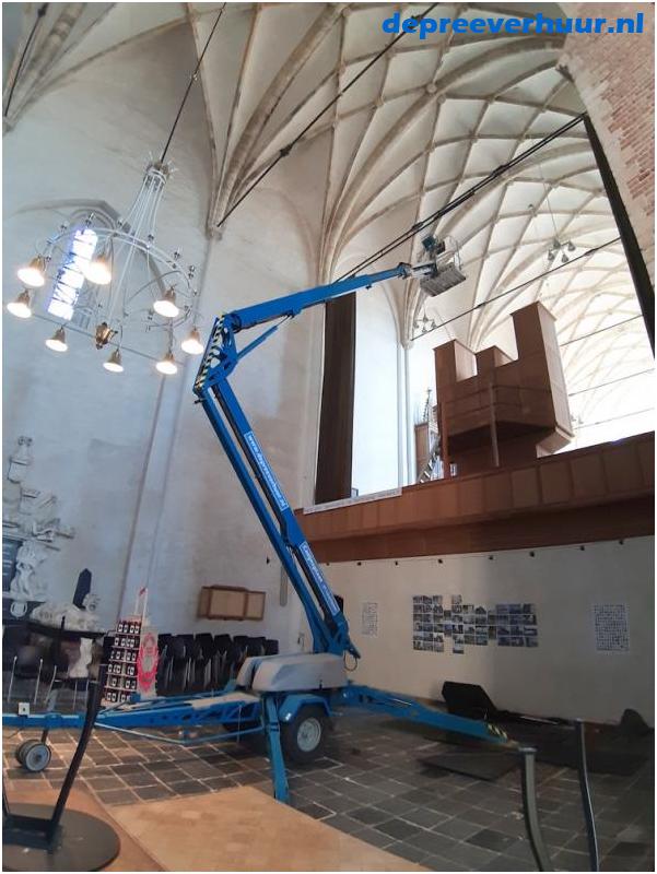 Hoogwerker in kerk Middelburg