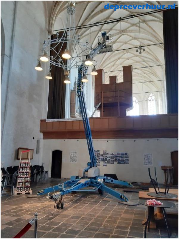 Hoogwerker in kerk Middelburg