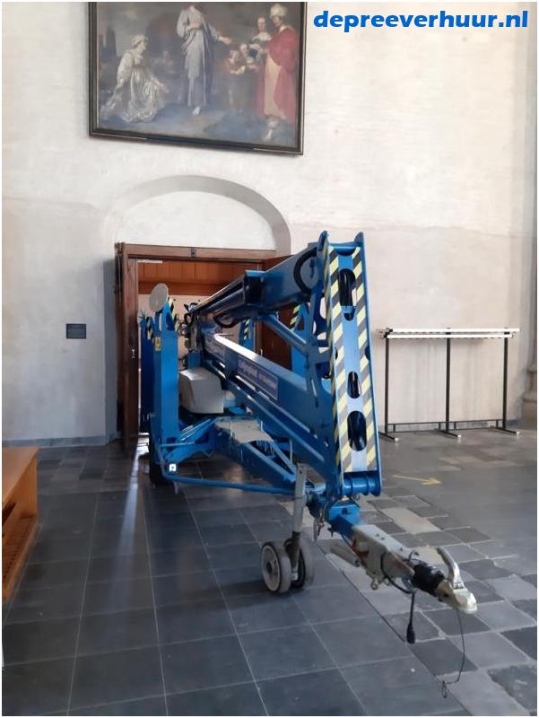 Transport hoogwerker in kerk Middelburg