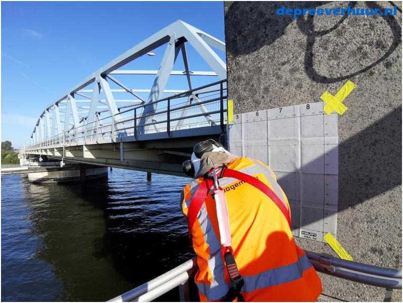 Laagwerker op sluizen en bruggen