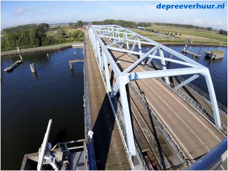 Laagwerker op sluizen en bruggen