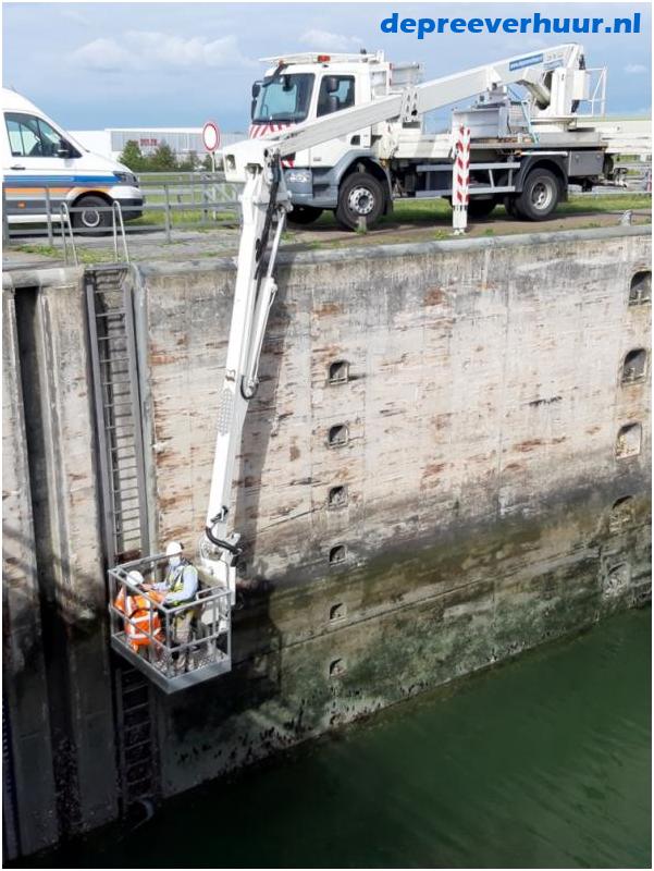 Laagwerker sluismuur Hansweert