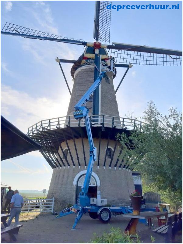 Hoogwerker bij molen Kortgene