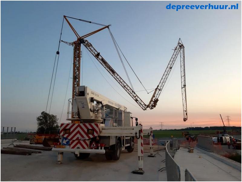 Laagwerker boven het spoor