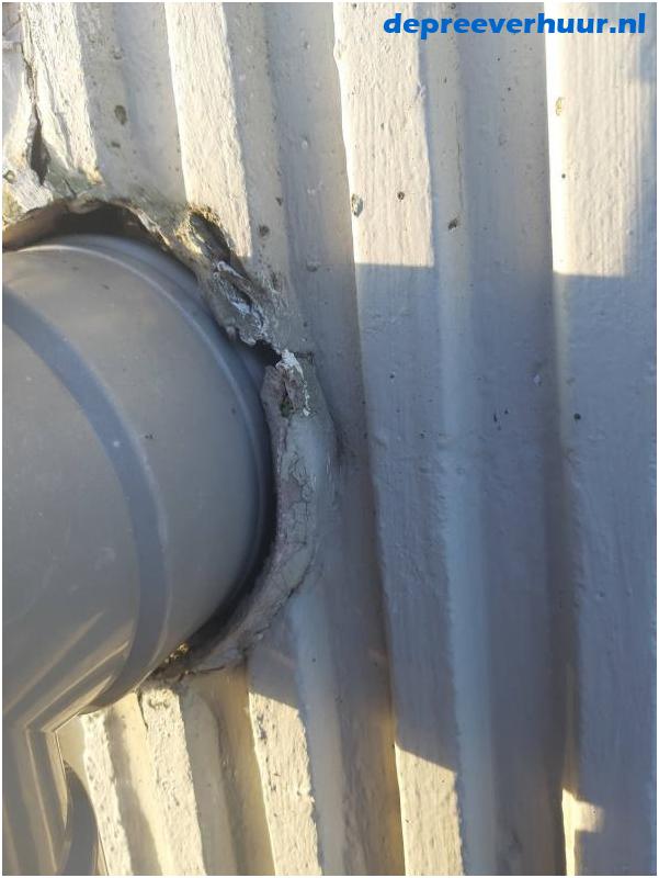 Lekkage door slecht afdichtende afwateringspijp