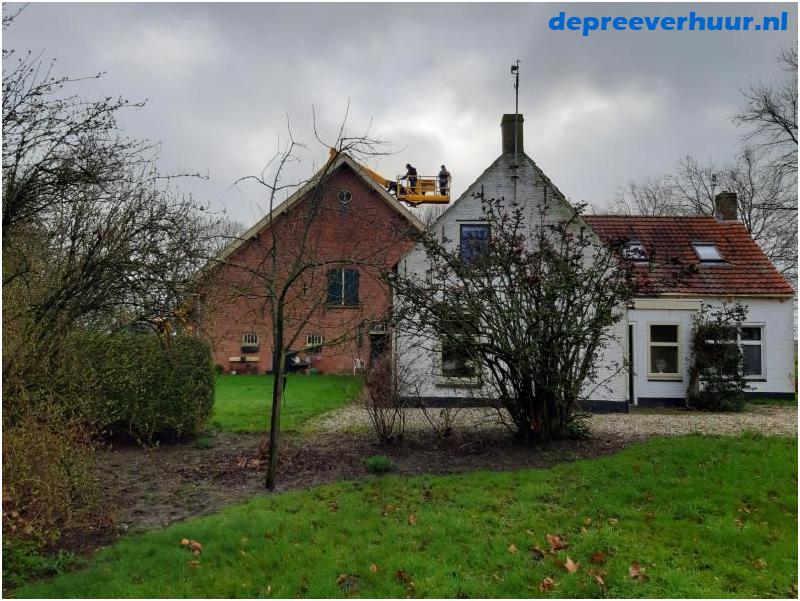 Zonnepanelen installeren met hoogwerker