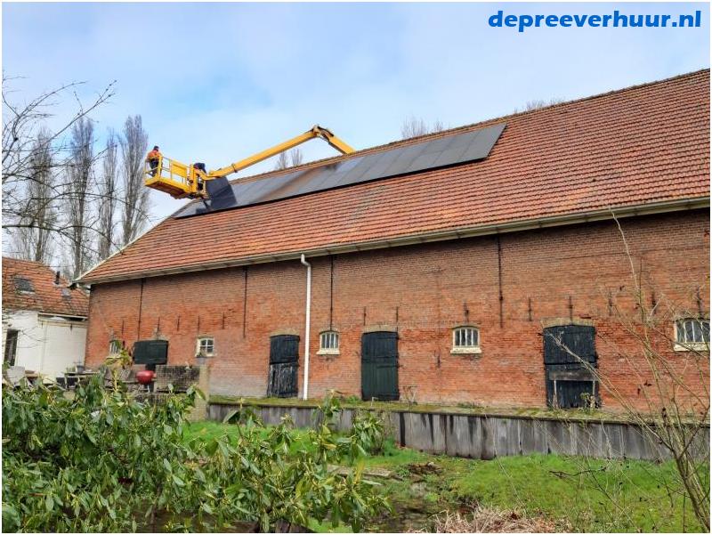 Zonnepanelen installeren met hoogwerker