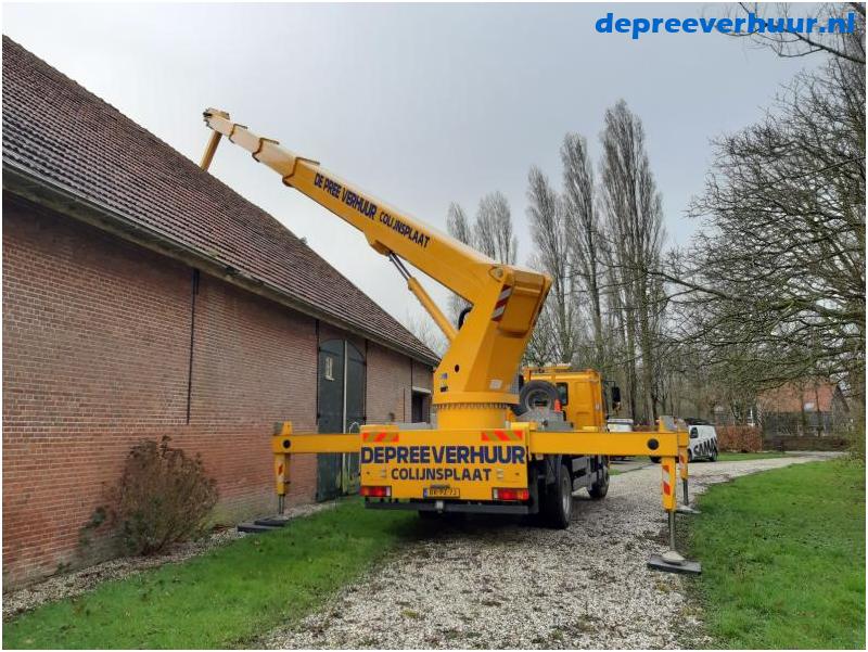 Zonnepanelen installeren met hoogwerker