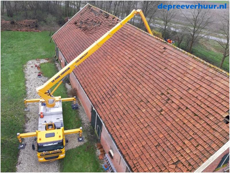Zonnepanelen installeren met hoogwerker