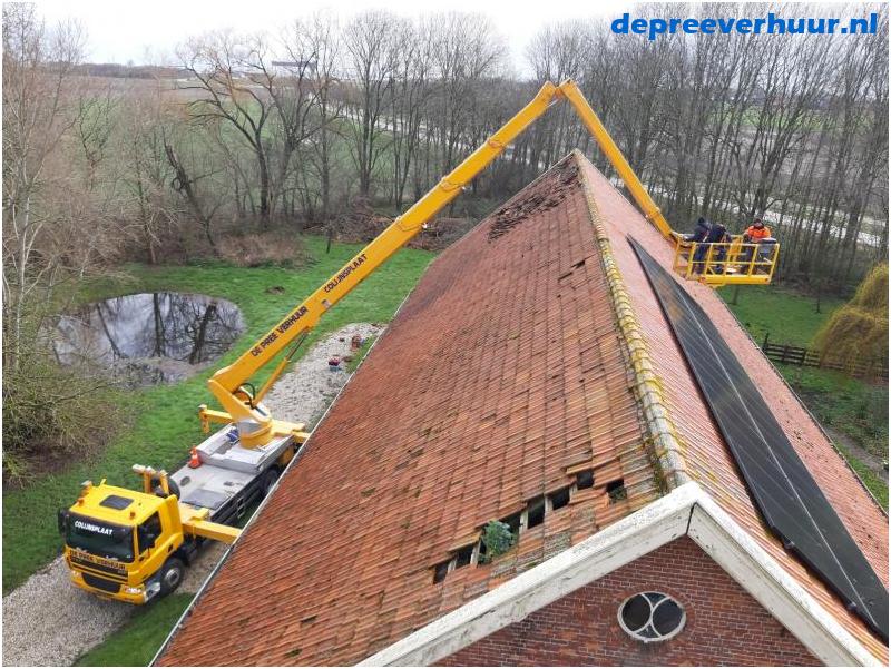 Zonnepanelen installeren met hoogwerker