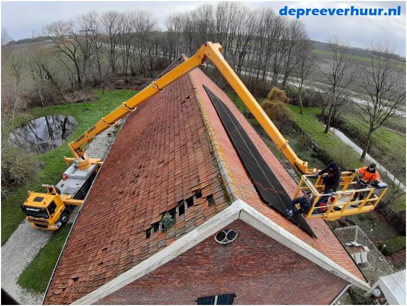 Zonnepanelen installeren met hoogwerker