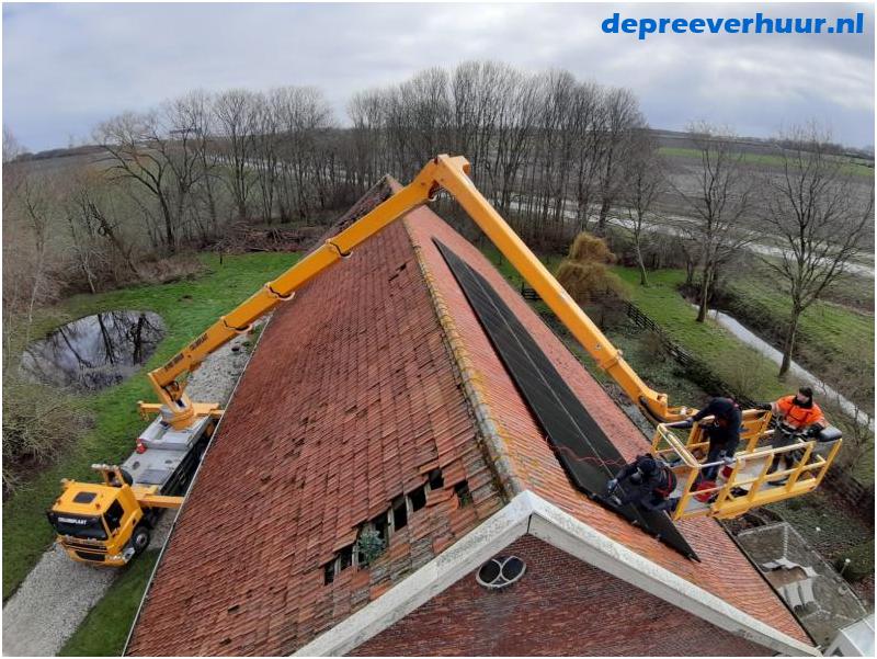 Zonnepanelen installeren met hoogwerker