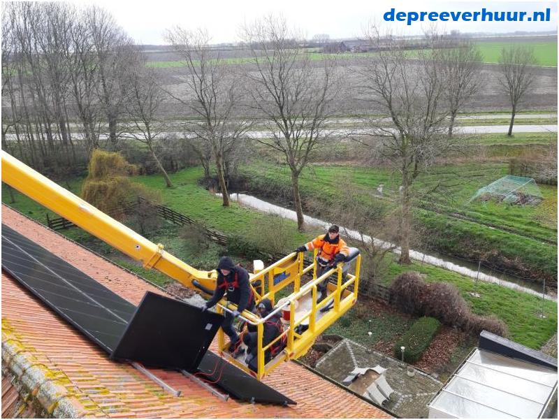 Zonnepanelen installeren met hoogwerker