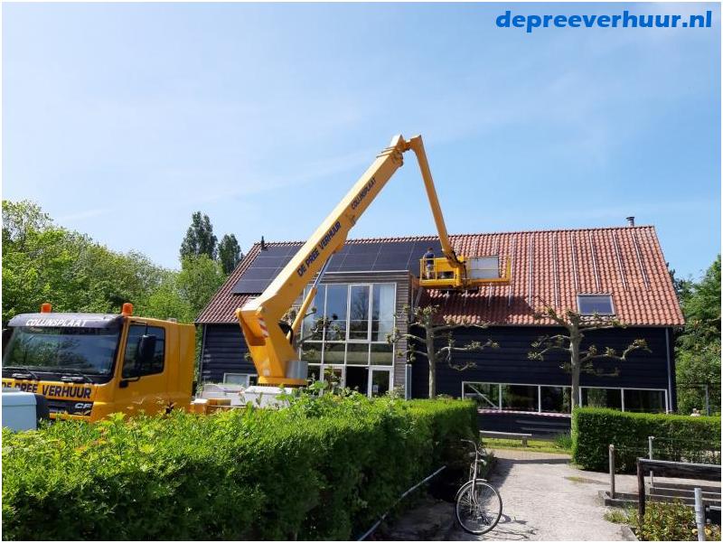 Monteren zonnepanelen vanuit vrachtwagenhoogwerker