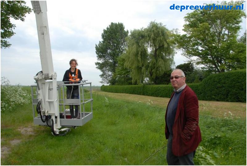 Kat uit de boom met hoogwerker