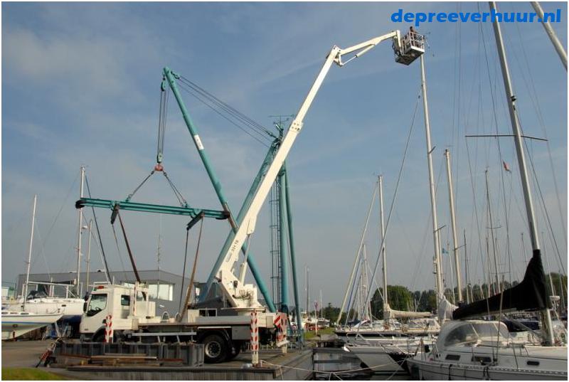Met hoogwerker reparaties bij Jachtwerf Kortgene