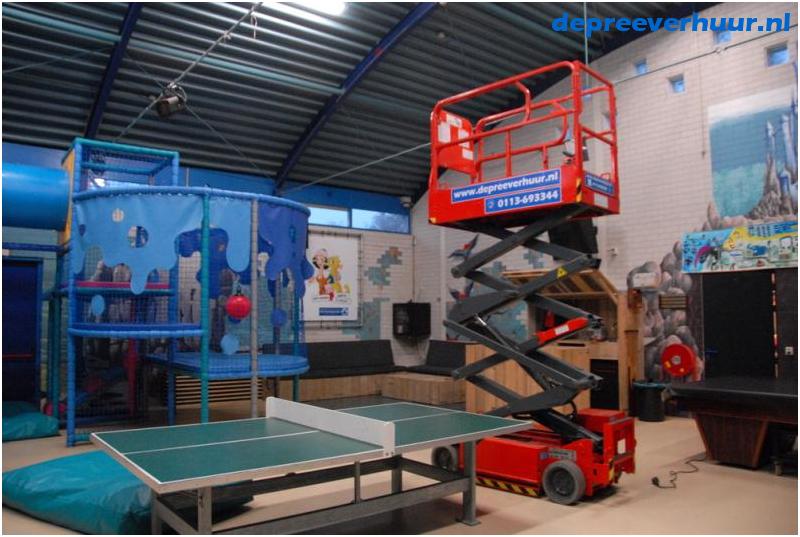 Installatiewerk met schaarlift