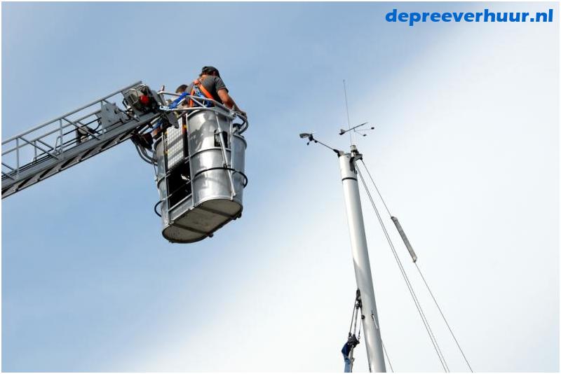 Reparatie in mast met ladderwagen