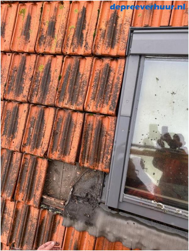 Lekkage door verstopte afvoer dakraam