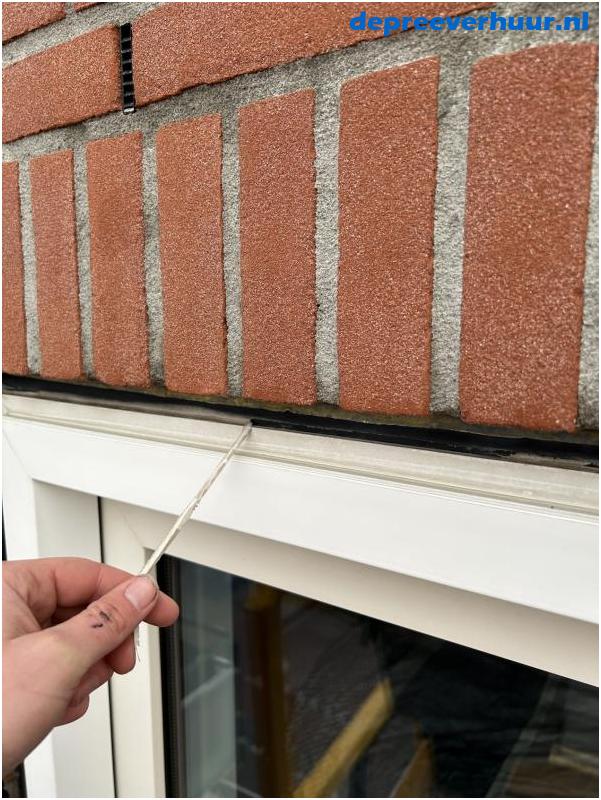 Lekkage door slechte kitnaad boven raam