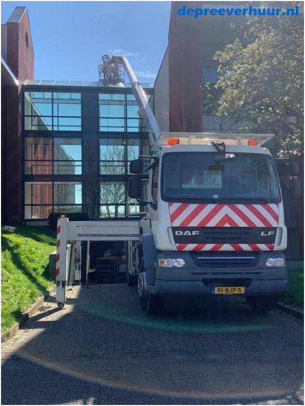 Schoonmaken hotel Goes met hoogwerker
