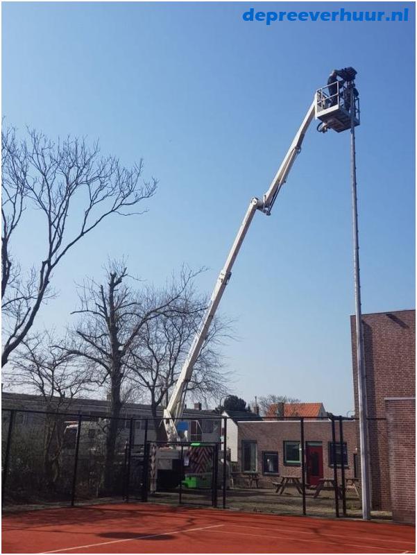 Reparatie lichtmast met hoogwerker