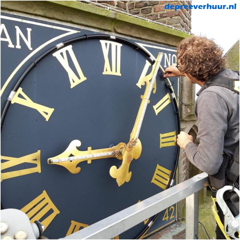 Reparatie klok in 's Heerenhoek