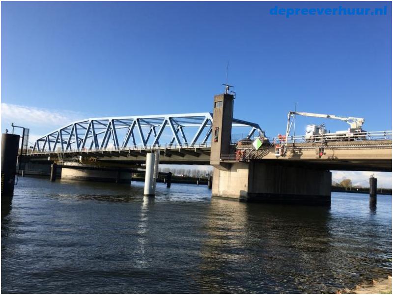 Laagwerker voor brug Sas van Gent