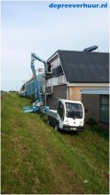 Aanbrengen reclame met hoogwerker