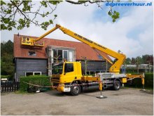 Monteren zonnepanelen vanuit vrachtwagenhoogwerker