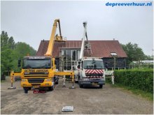 Monteren zonnepanelen vanuit vrachtwagenhoogwerker