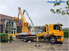 Monteren zonnepanelen vanuit vrachtwagenhoogwerker