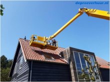 Monteren zonnepanelen vanuit vrachtwagenhoogwerker