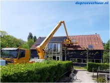 Monteren zonnepanelen vanuit vrachtwagenhoogwerker