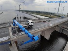 Werk onder brug Kreekraksluizen met laagwerker