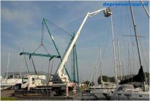 Met hoogwerker reparaties bij Jachtwerf Kortgene