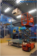 Installatiewerk met schaarlift