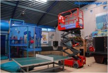 Installatiewerk met schaarlift
